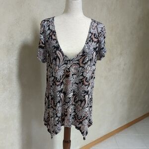 Daytrip Black and Tan Paisley V-Neck Short Sleeve Top